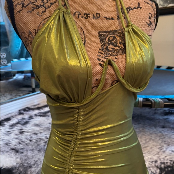 Chic Backless Gold Ruched Dress - Picture 5 of 8